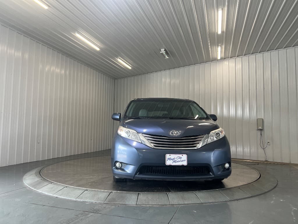 2017 Toyota Sienna XLE 8-Passenger - Image 2
