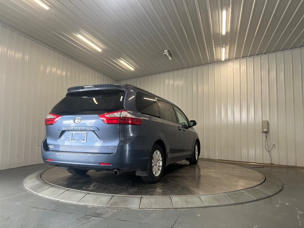 2017 Toyota Sienna XLE 8-Passenger - Image 4