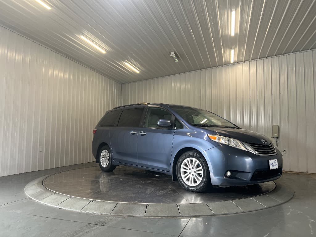 2017 Toyota Sienna XLE 8-Passenger - Image 3