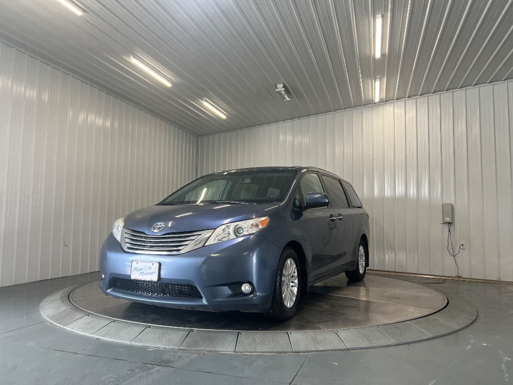 2017 Toyota Sienna XLE 8-Passenger - Main Image