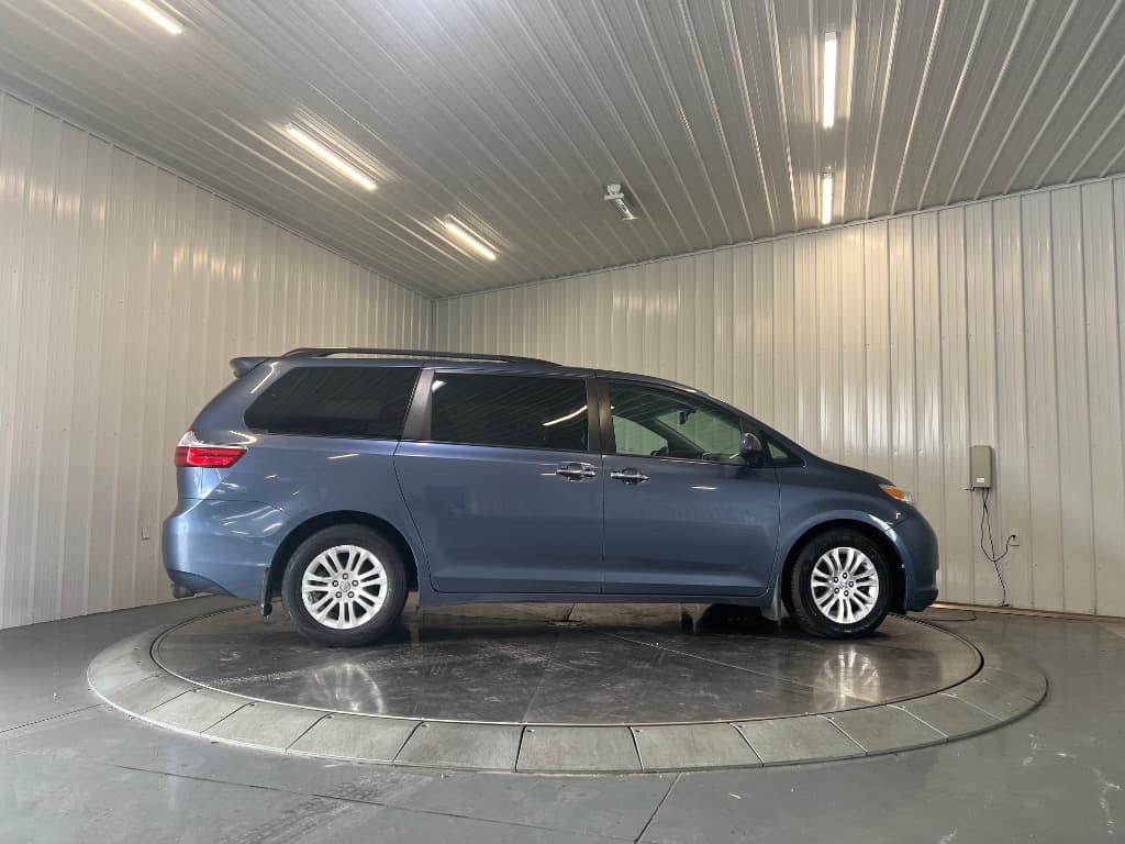 2017 Toyota Sienna XLE 8-Passenger - Image 5