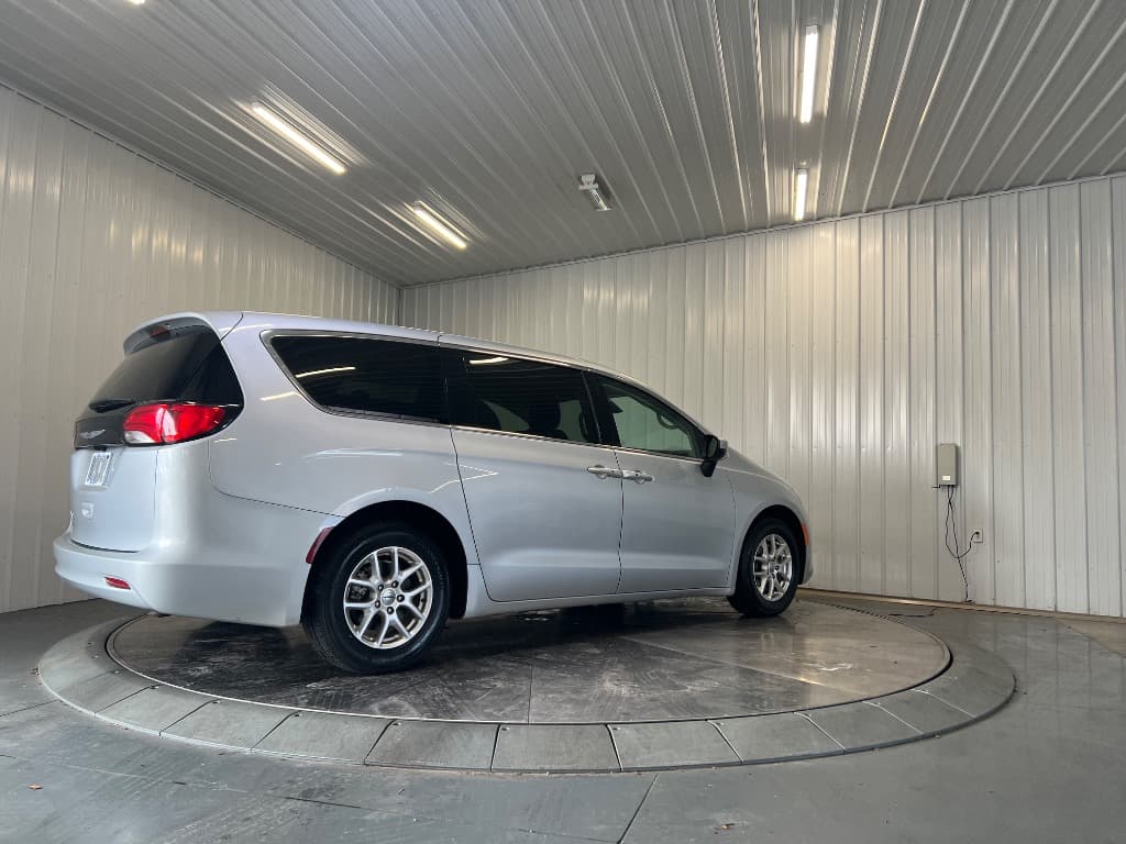 2023 Chrysler Voyager LX - Image 3