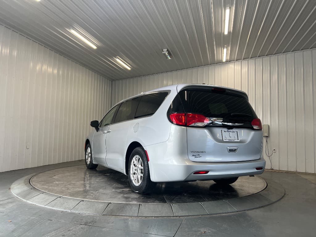 2023 Chrysler Voyager LX - Image 4
