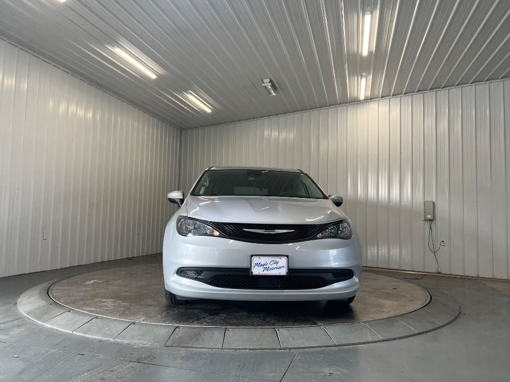 2023 Chrysler Voyager LX - Image 2